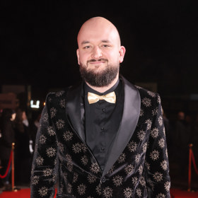 Písničkář Pokáč má zástupy fanynek i díky své holé hlavě.