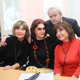 Čtvrtou knihu Marii Tomsové pokřtili její blízcí přátelé a kolegové, zleva Petra Černocká, Saskia Burešová a Alexander Hemala.