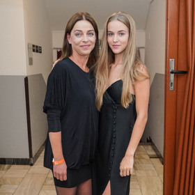 Takhle jí to ale s dcerou Amélií (18) slušelo na finálovém večeru soutěže Muž roku. Své dlouhé štíhlé nohy se herečka nebojí ukázat.