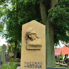 Hrob Anežky Hrůzové je v Polné u kostela svaté Barbory.