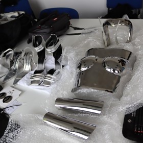 Výrazným prvkem outfitů Terezy Bartoníčkové byly unikátní tělové šperky designérky Ivany Kaňovské.