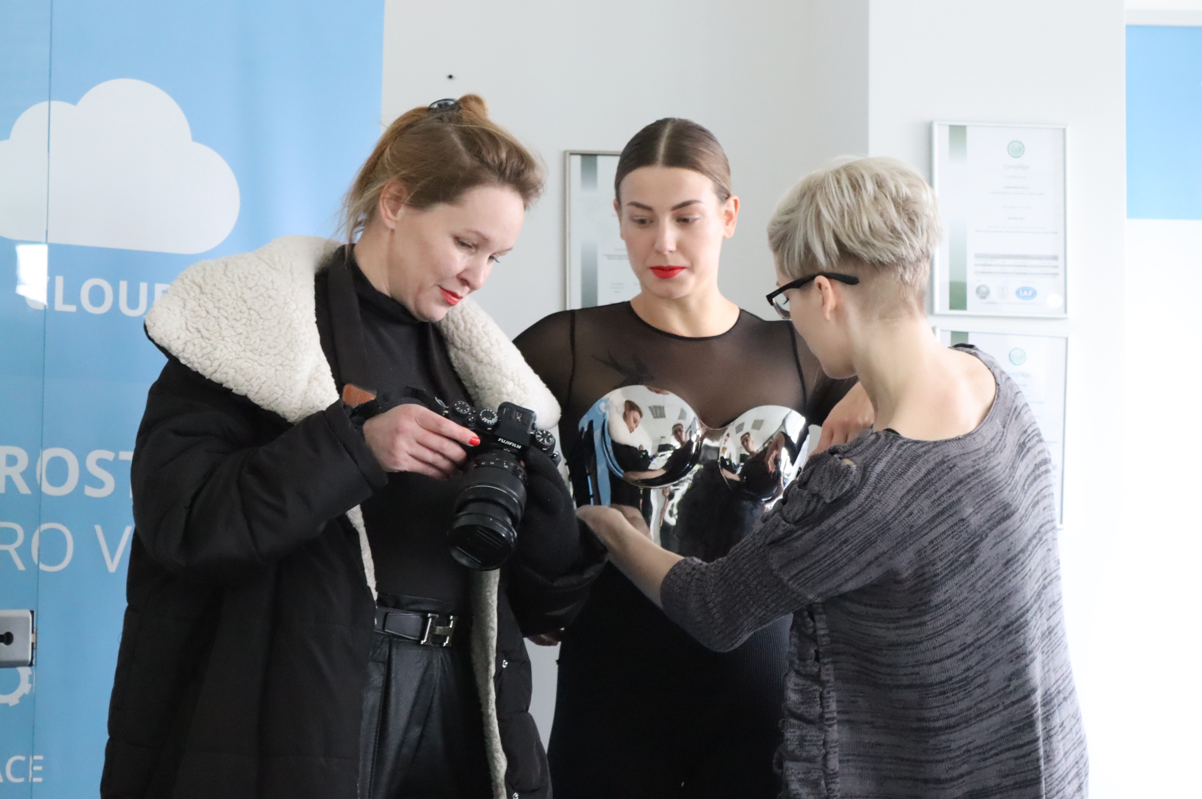 Fotografka Lucie Robinson tentokrát pojala focení ve futuristickém duchu.