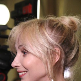 Účes herečce velmi lichotil.