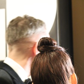 Takto vypadal její účes zezadu.