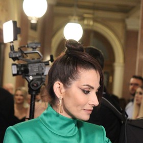 Eva Decastelo byla v zelených šatech a drdolu za hvězdu večera.