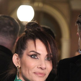 Moderátorka Eva Decastelo zaujala efektně vytvořenou ofinkou ze svých dlouhých vlasů.