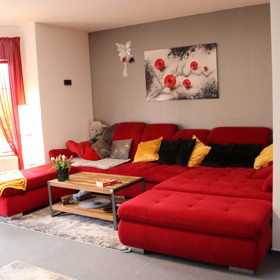 Spodnímu patru dominuje velká červená sedačka.