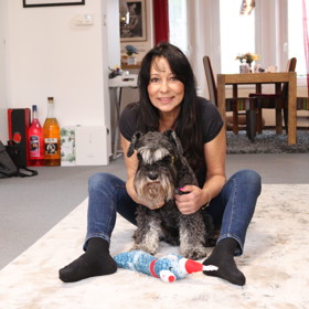 Mimo baseballky ji chrání také pejsek Eda.