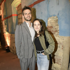 Na filmovou afterpárty už přišla Tereza Ramba v doprovodu svého manžela a neformálně oblečená. Výrazné náušnice pocházejí z dílny šperkařky Terezy Otáhalíkové.