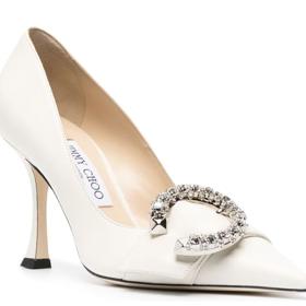 Brož dominuje také modelu od designéra, jehož jméno nese stejnojmenná značka Jimmy Choo. (20 700 Kč)