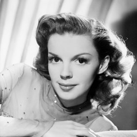 Judy Garland prý byla ve 14 letech příliš tlustá. Následovala nucená dieta složená z kuřecí polévky, kávy, cigaret a prášků na hubnutí.