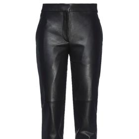 Zaručeně neprohloupíte, pokud si pořídíte kvalitní kalhoty z pravé kůže, která při správné péči nestárne a vydrží krásná dlouhá léta. Maximálně získá ušlechtilou a žádanou patinu. Karl Lagerfeld, 10 900 Kč