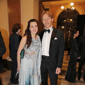 Karel Janeček splnil dress code naprosto ukázkově, nezapomněl ani na smokingový pás a kapesníček v náprsní kapse.