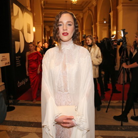 Herečka vypadala v bílé barvě velice křehce a téměř jako ze zlaté doby Hollywoodu.