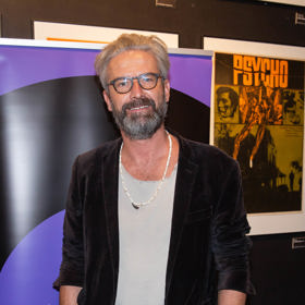 Herec Roman Zach si vousy v roce 2019 oholil a mnoho fanynek zaplakalo, jak zestárnul. Teď vypadá zase skvěle!