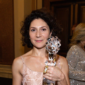 Martha Issová pózuje se svou první soškou Českého lva. Nominována na něj byla už v roce 2016 za roli Bohdanky v pohádce Sedmero krkavců.