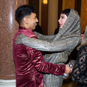 Gratulace přišla také od návrhářky Debbie Brown, která mu pro ten večer navrhovala outfit.