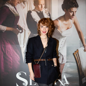 Na dopolední tiskové konferenci byla Vica Kerekes pro změnu komplet v tmavých tónech.