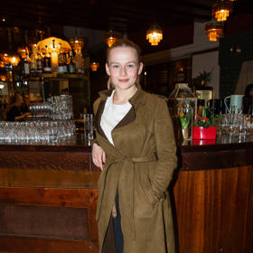 Na dopolední tiskovou konferenci, která proběhla v ležérnějším stylu, se Dana zahalila do khaki kabátu.