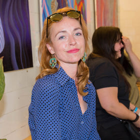 Tatiana Dyková v květnu 2022 nezvykle jako dlouhovlasá zrzka.