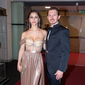 Hlavní hvězdu muzikálu The Bodyguard Evu Burešovou přišel do divadla podpořit partner, šéfkuchař Přemek Forejt. Zpěvačka mimo jiné zaujala přítomné průsvitným korzetem.