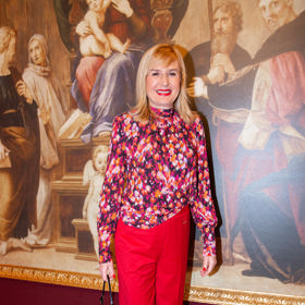 Ani moderátorka Štěpánka Duchková se výrazných barev nebojí. K červeným kalhotám neváhala obléknout květovanou blůzku.