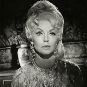 Lana Turner měla extrémně bouřlivý milostný život. Kromě mnoha románků byla osmkrát vdaná. V roce 1958 byla obviněna z vraždy svého přítele Johnnyno Stompanata. Během soudu se k vraždě přiznala její čtrnáctiletá dcera Cheryl. Prý svou matku jenom chránila před násilnickým Stompanatem.