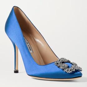 Tak těmito to všechno začalo. A pobláznění modrými jehlami s ozdobou ve tvaru brože stále trvá. Manolo Blahnik, 25 600 Kč