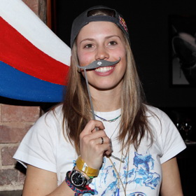 Začalo to jako nevinný žert v roce 2011, od té doby se ale stal knírek Eviným talismanem a symbolem úspěchu. Na závodech jí ho nod nos maluje trenér Jakub Flejšar, zvaný Flaška.