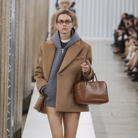 Značka Miu Miu rezignovala v přehlídkovém pojetí na spodní díly, aby všechnu pozornost přitáhla k stylově sladěným vrstveným partiím trupu. 