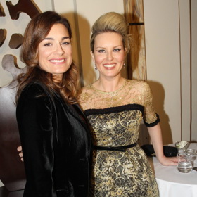 Alena Šeredová během návštěvy Prahy pózuje s kolegyní Simonou Krainovou.