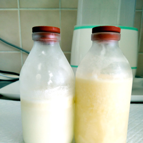 Takto vypadají lahvičky plné mateřského mléka.