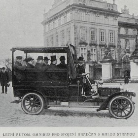 Autobusový omnibus s cestujícími na Hradčanech. Linku ovšem provázely technické komplikace a nehody. Proto byla v listopadu 1907 ukončena.