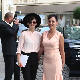 Karolína Kachyňová vysvětluje, že na společenských akcích se snaží být mamince po ruce.