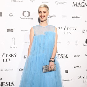 Herečka Bára Poláková se v roce 2018 blýskla v půvabné róbě od návrhářky Agáty Sihákové.