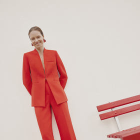 Oficiálně patří mezi top barvy roku. Rudá a její do puntíku monochromatický styl. (C&A)