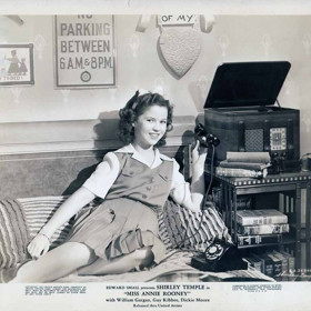 Shirley Temple byla Hollywoodem nemístně sexualizovaná. Ve čtyřech letech hrála prostitutku, která měla pobavit senátora (hrál ho malý chlapec). Jinde zase hrála společnici, která sváděla rovnou celou armádu. Vojáky taktéž ztvárnili malí chlapci.