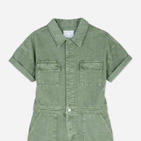 Denimové overaly na oblibě neztrácejí. Washed, neboli sepraná varianta zeleného odstínu sluší modelu Primark, jehož cena je 549 Kč.