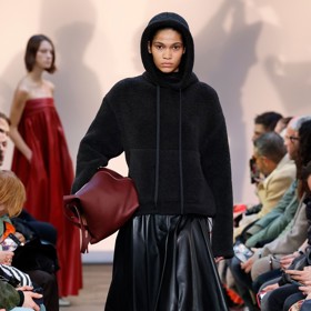 Klasický střih se zipem nezůstal opomenut. Proenza Schouler a jeho kolekce pro podzim roku 2023.