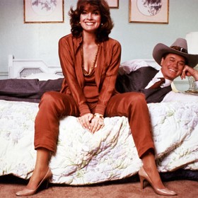 Linda Gray si v seriálu Dallas zahrála Sue Ellen, manželku nevěrného a hamižného J. R. Ewinga (Larry Hagman).