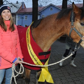 Eva vlastní koně Pepina, dostala ho darem od města Vrchlabí za zlato v Soči. Hnědák s bílou lysinou jí dodnes připomíná úspěch na olympiádě.