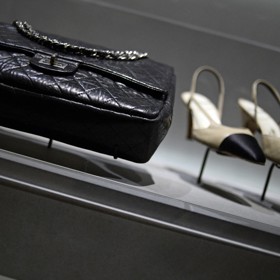 Její název je zcela prozaicky odvozen od data jejího vzniku. Zrodila se v dílnách věhlasného módního domu Chanel už v polovině minulého století, respektive v únoru roku 1955.