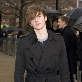 A tak v roce 2010 nafotil spolu s Emmou kolekci pro jaro/léto značky Burberry.