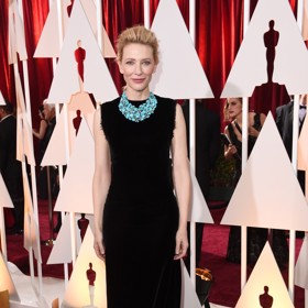 V roce 2015 vynesla na Oscary Cate Blanchett černé šaty Maison Margiela, které doplnila tyrkysovým náhrdelníkem od Tiffanyho. 