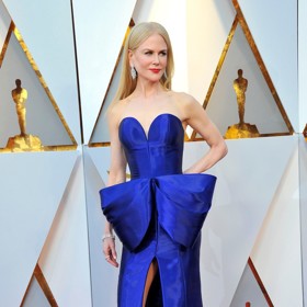 Velmi propírané modré šaty s mašlí oblékla Nicole Kidman na předávání Oscarů. Zajímavý model pochází z dílny značky Armani.