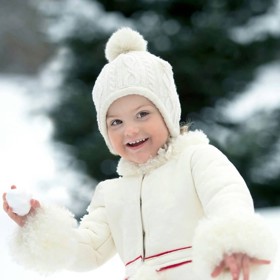 Na rozdíl od Velké Británie, kde v zimě nevládnou tak extrémní teploty, musejí potomci švédské královské rodiny počítat s mrazy. Tomu odpovídá i jejich šatník. Malá Estelle ve vymazleném zimním looku.