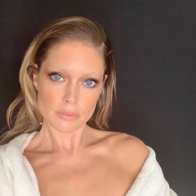 Doutzen Kroes měla odbarvené obočí na focení už v roce 2019, kdy nebylo ještě tolik trendy.