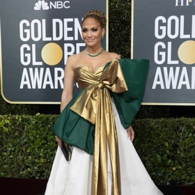 Zlatá mašle na šatech Valentino, které na Zlaté glóby oblékla Jennifer Lopez.