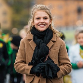 Princezna Estelle se v módě ráda inspiruje u maminky Victorie. Na jednu ze slavnostních příležitostí oblékla kabát v barvě velbloudí srsti, který se velmi podobal tomu, který ten den měla na sobě korunní princezna. Victoriina verze zavinovacího kabátu značky Manuela Icon stála v přepočtu 42 000 korun. Estelle měla dále na sobě černé boty Gallucci (6 500 Kč), černou šálu, černé rukavice a černé kalhoty se širokými nohavicemi.