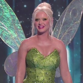 V roce 2021 si odbarvené obočí vyzkoušela i zpěvačka Katy Perry.